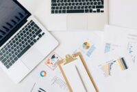 Ilustrasi kompleksitas strategi bisnis digital yang melibatkan berbagai elemen seperti analisis data, optimasi mesin pencari, dan interaksi media sosial untuk mencapai pertumbuhan berkelanjutan di pasar modern.