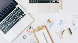 Ilustrasi kompleksitas strategi bisnis digital yang melibatkan berbagai elemen seperti analisis data, optimasi mesin pencari, dan interaksi media sosial untuk mencapai pertumbuhan berkelanjutan di pasar modern.